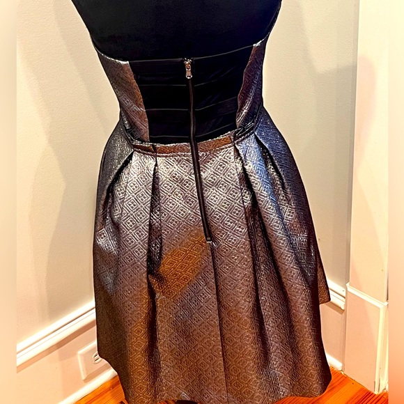 Guess Women’s Silver Strapless Party Dress. Size 6. Excellent condition! - Picture 2 of 3